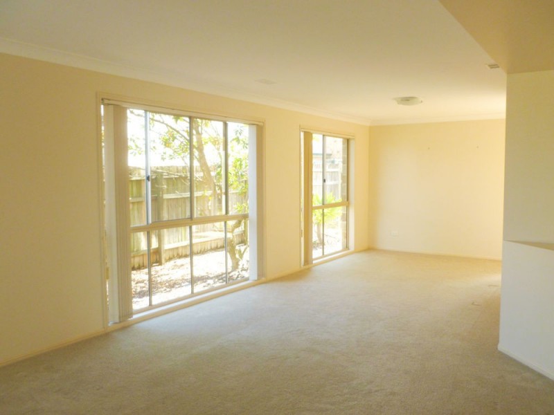 8 FOLEY PLACE, Sinnamon Park QLD 4073