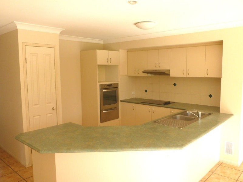 8 FOLEY PLACE, Sinnamon Park QLD 4073