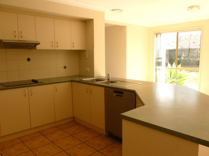 8 FOLEY PLACE, Sinnamon Park QLD 4073