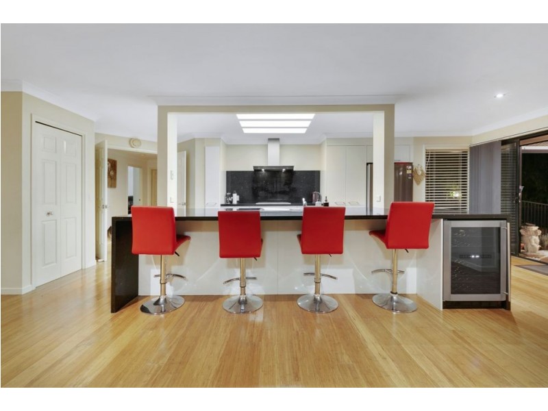 6 Moncrieff Court, Mount Ommaney QLD 4074