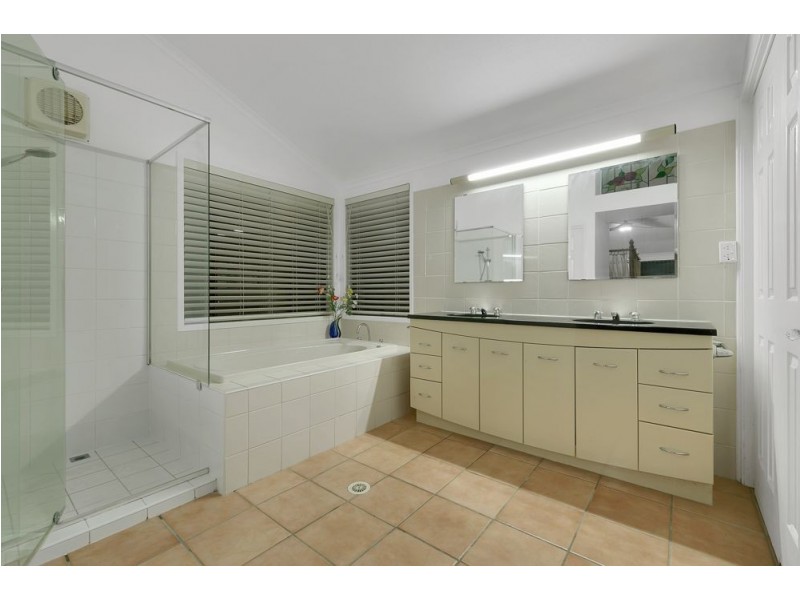 6 Moncrieff Court, Mount Ommaney QLD 4074