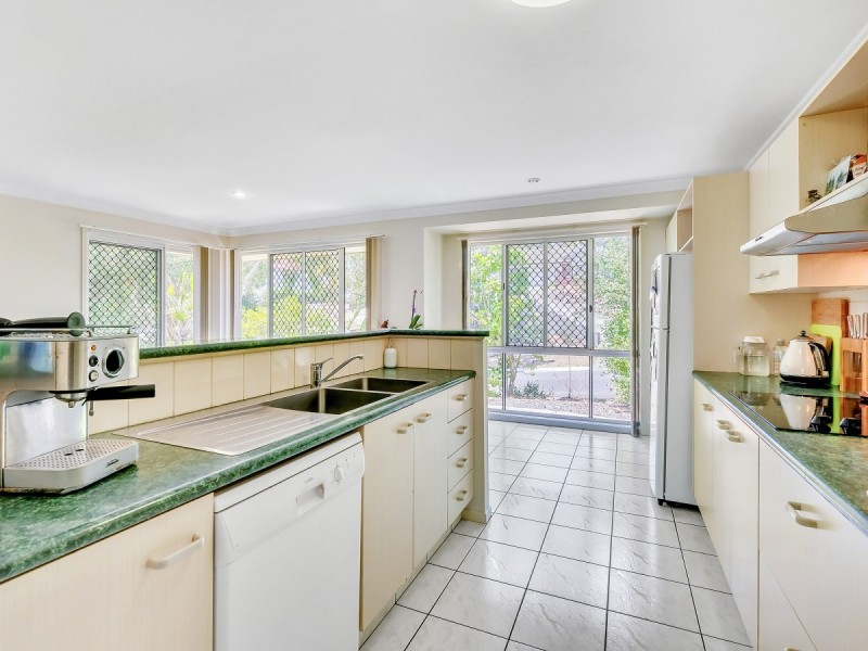 1 Harold Close, Sinnamon Park QLD 4073