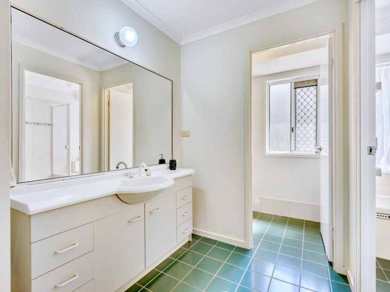 1 Harold Close, Sinnamon Park QLD 4073