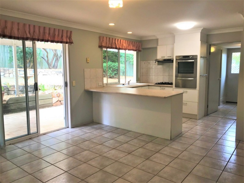 10 Woodrose Crescent, Sinnamon Park QLD 4073