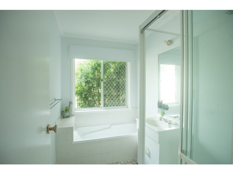 70 Bottlebrush Drive, Regents Park QLD 4118