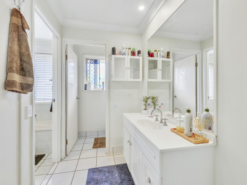 25 Harris Place, Seventeen Mile Rocks QLD 4073