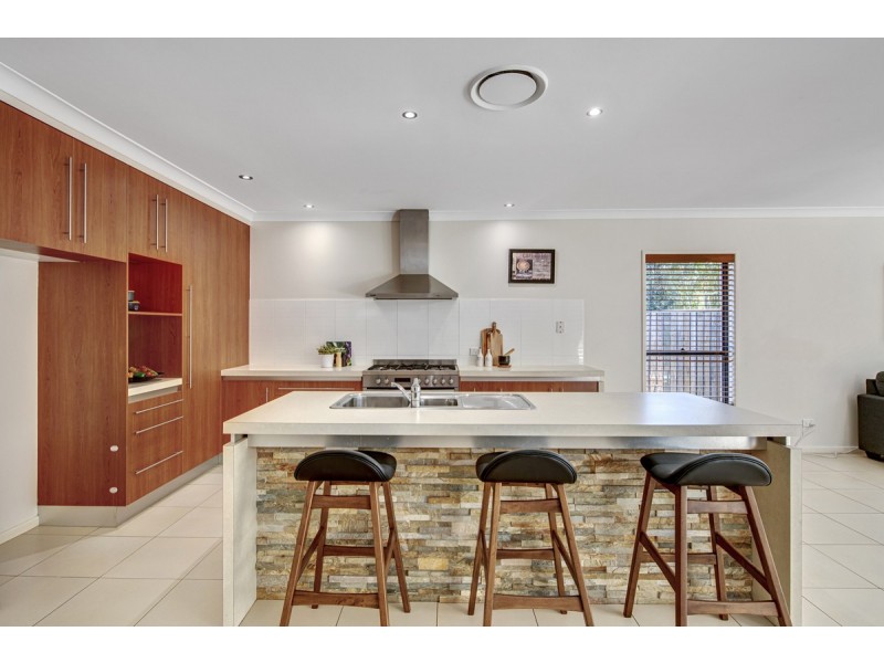 21 Highland Drive, Seventeen Mile Rocks QLD 4073