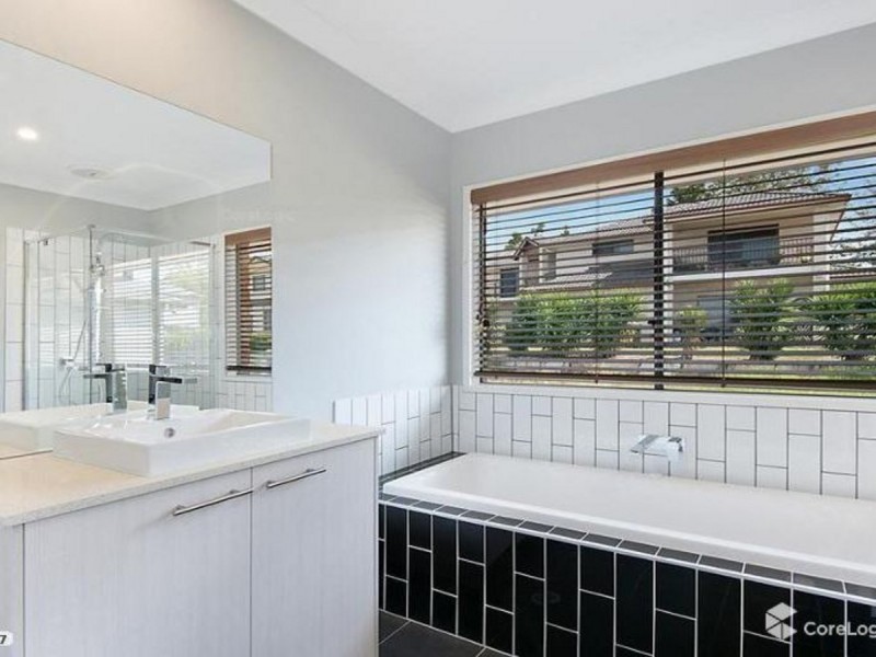 15 Staveley Close, Sinnamon Park QLD 4073