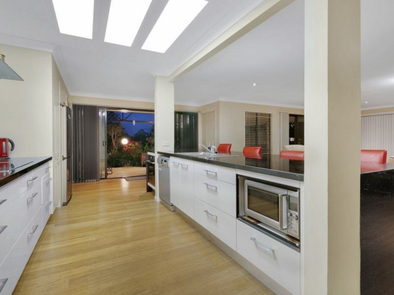 6 Moncrieff Court, Mount Ommaney QLD 4074