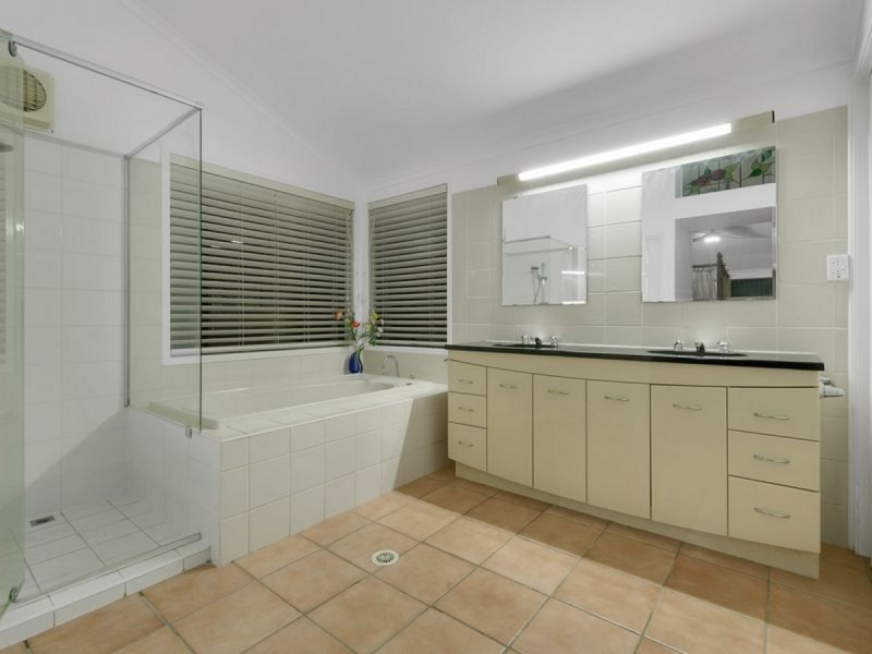 6 Moncrieff Court, Mount Ommaney QLD 4074