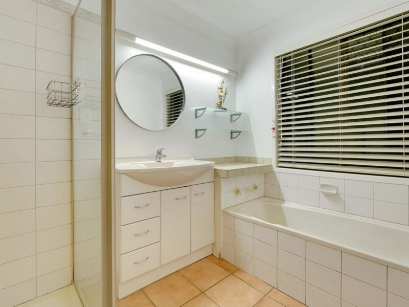 6 Moncrieff Court, Mount Ommaney QLD 4074