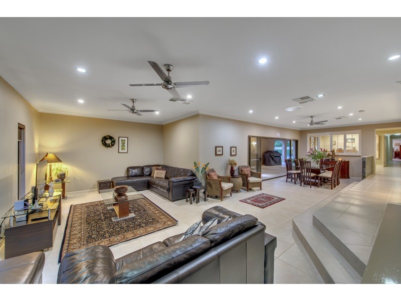 15 Melba Court, Mount Ommaney QLD 4074