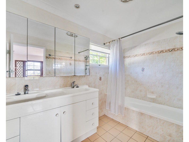 38 Mount Ommaney Drive, Jindalee QLD 4074