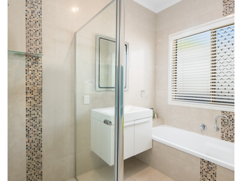 5 Cringle Place, Mount Ommaney QLD 4074