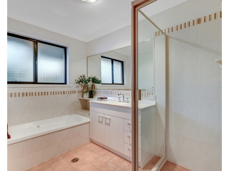 6 Bellambi Place, Westlake QLD 4074