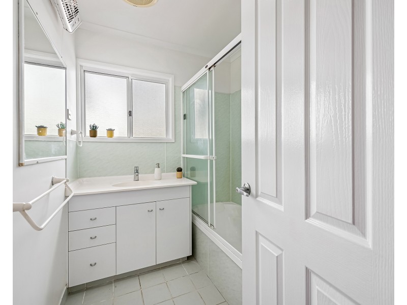 16 Carlyle Street, Seventeen Mile Rocks QLD 4073