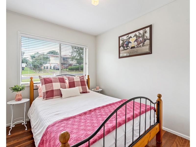 16 Carlyle Street, Seventeen Mile Rocks QLD 4073