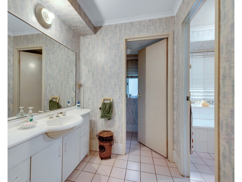 8 Avondale Road, Sinnamon Park QLD 4073