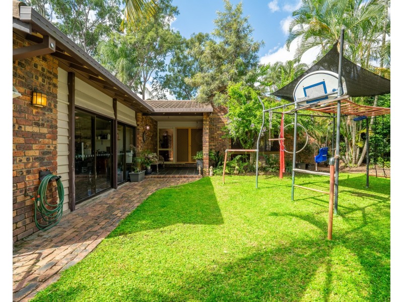 8 Giles Court, Mount Ommaney QLD 4074