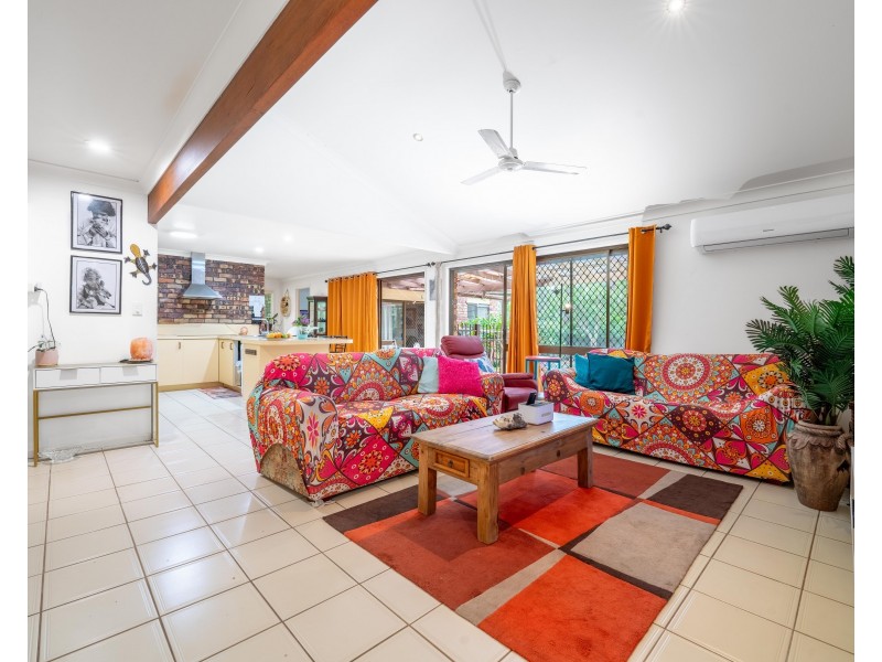 8 Giles Court, Mount Ommaney QLD 4074