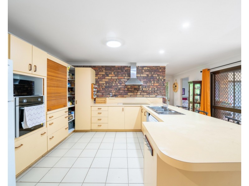 8 Giles Court, Mount Ommaney QLD 4074