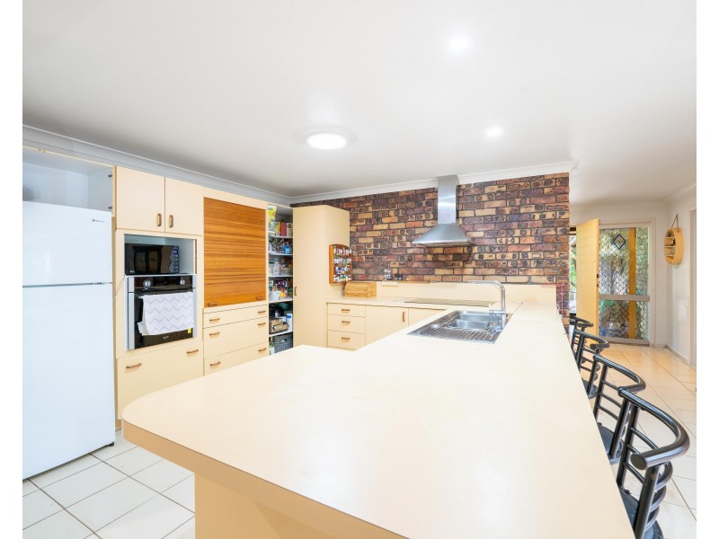 8 Giles Court, Mount Ommaney QLD 4074