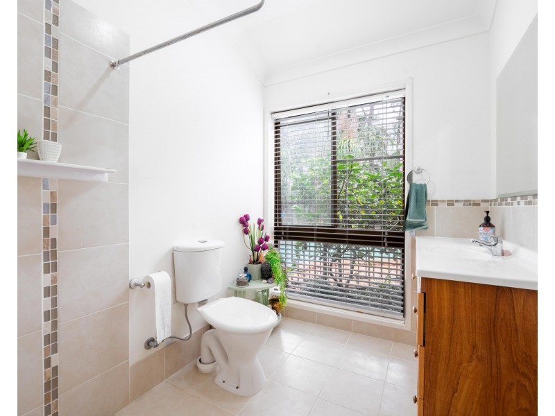 8 Giles Court, Mount Ommaney QLD 4074