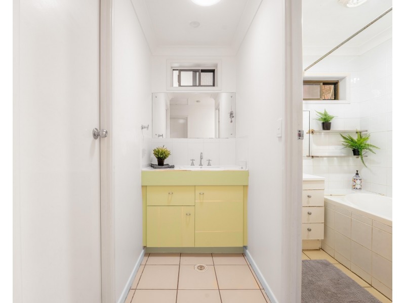 8 Giles Court, Mount Ommaney QLD 4074