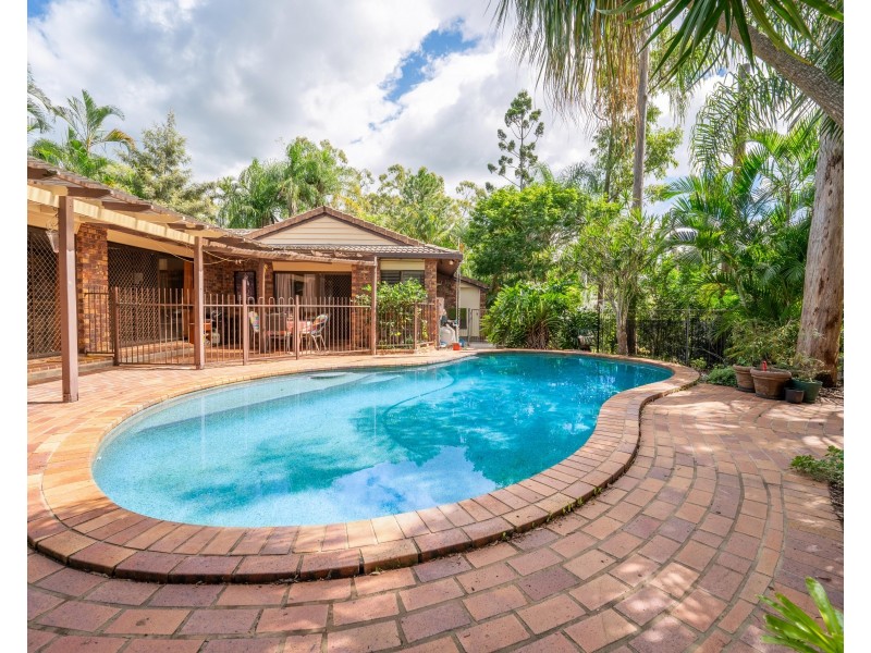 8 Giles Court, Mount Ommaney QLD 4074