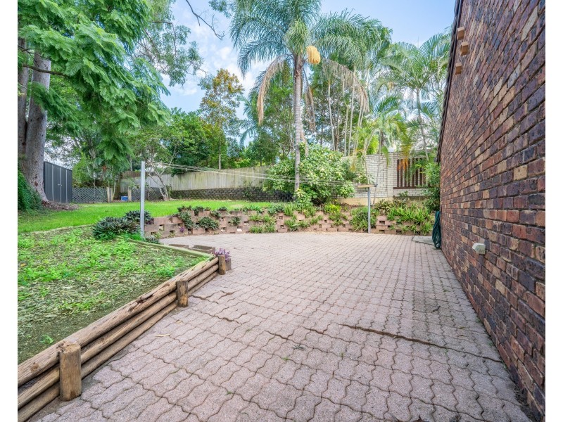 8 Giles Court, Mount Ommaney QLD 4074