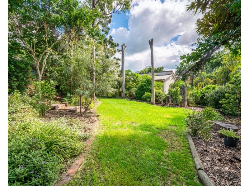 8 Giles Court, Mount Ommaney QLD 4074