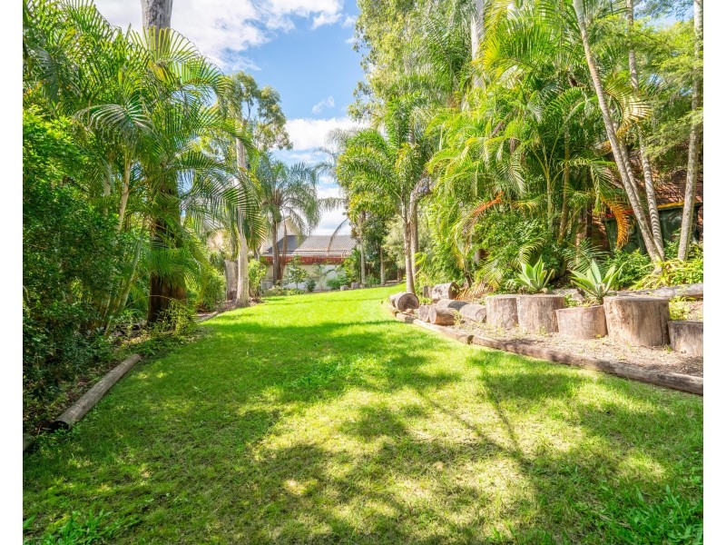 8 Giles Court, Mount Ommaney QLD 4074