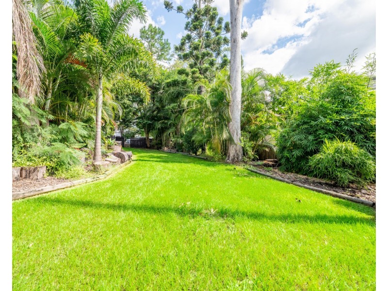 8 Giles Court, Mount Ommaney QLD 4074