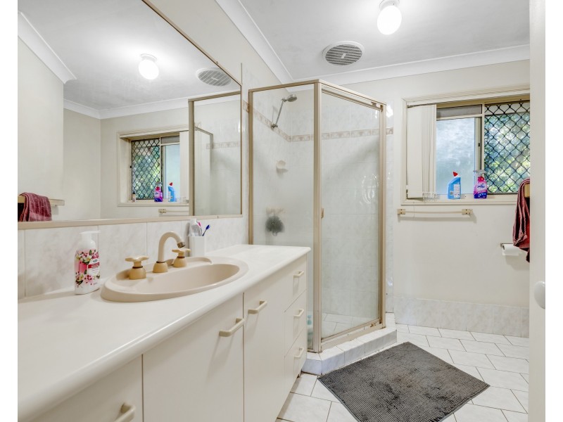 5 Lakeside Crescent, Forest Lake QLD 4078