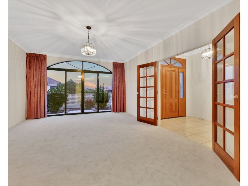 10 Bartok Place, Mount Ommaney QLD 4074