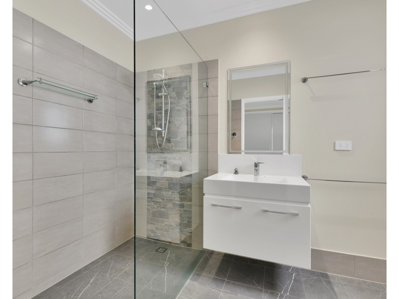 38 Renoir Cr, Forest Lake QLD 4078