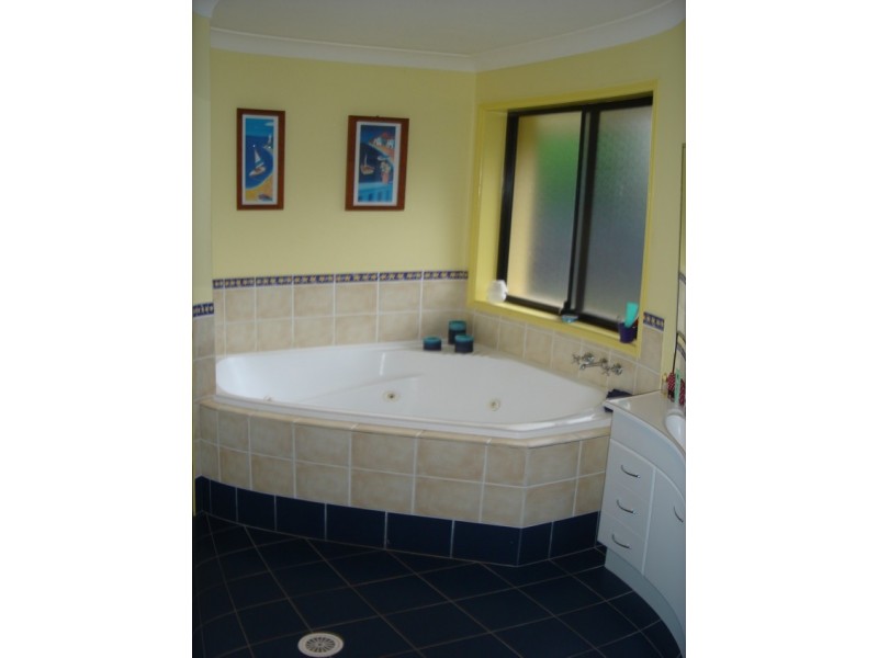 18 Barklya Place, Sinnamon Park QLD 4073