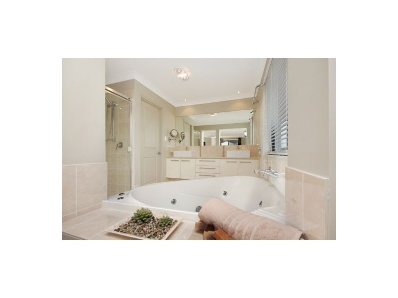 Seventeen Mile Rocks QLD 4073