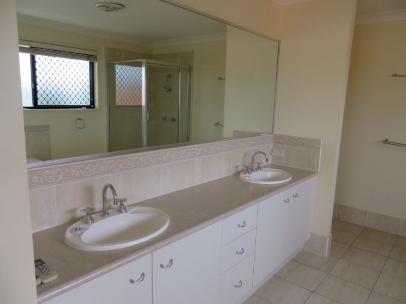 11 LAUREN COURT, Sinnamon Park QLD 4073