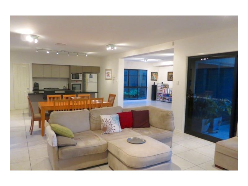 127 Edenbrooke Dv, Seventeen Mile Rocks QLD 4073