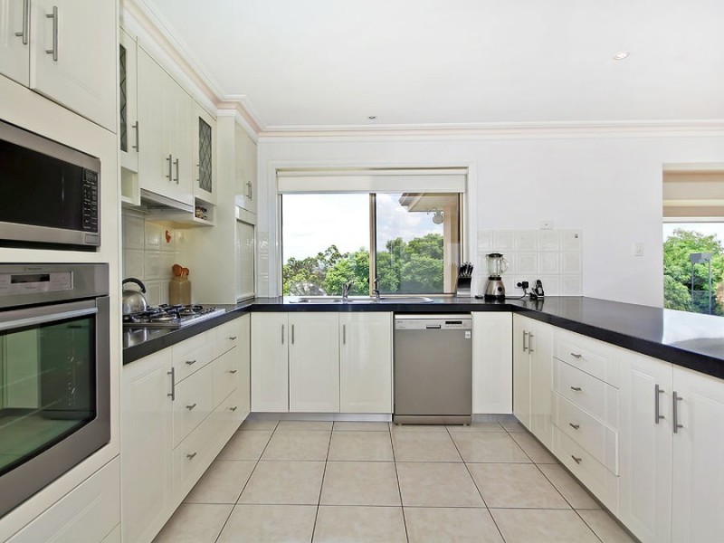 8 Becker Place, Mount Ommaney QLD 4074