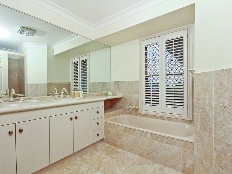 8 Becker Place, Mount Ommaney QLD 4074