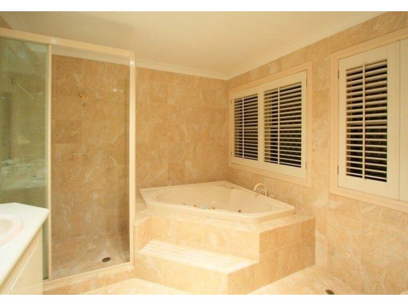 8 Becker Place, Mount Ommaney QLD 4074