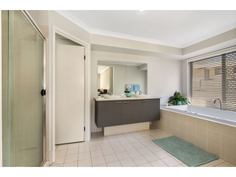 24 Lipizzaner Place, Pine Mountain QLD 4306