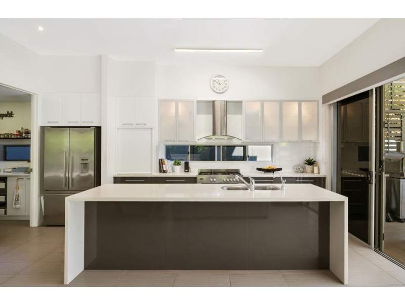 18 Cringle Place, Mount Ommaney QLD 4074