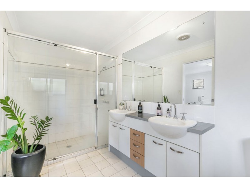 74 Greenway Circuit, Mount Ommaney QLD 4074