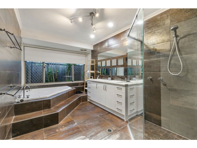 15 Baikal Place, Westlake QLD 4074