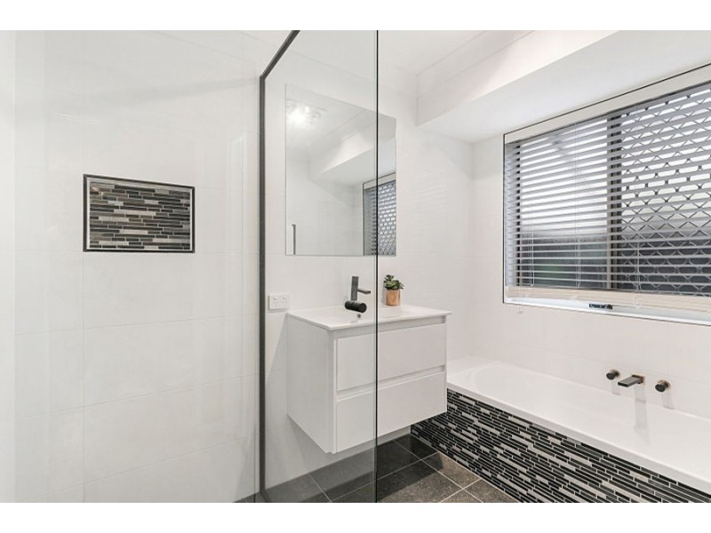 27 Dove Tree Crescent, Sinnamon Park QLD 4073