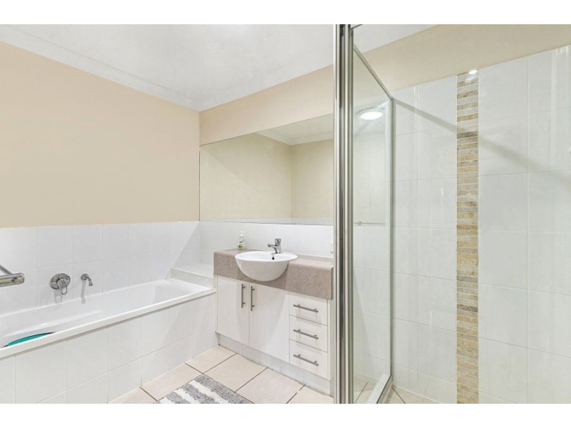 1/6 Oakmoss Drive, Springfield Lakes QLD 4300