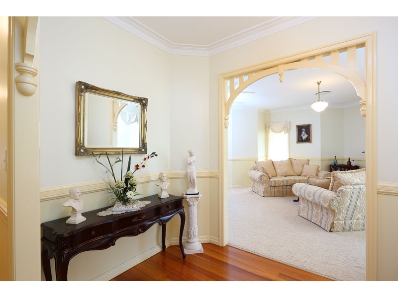 3 Preston Place, Brookfield QLD 4069